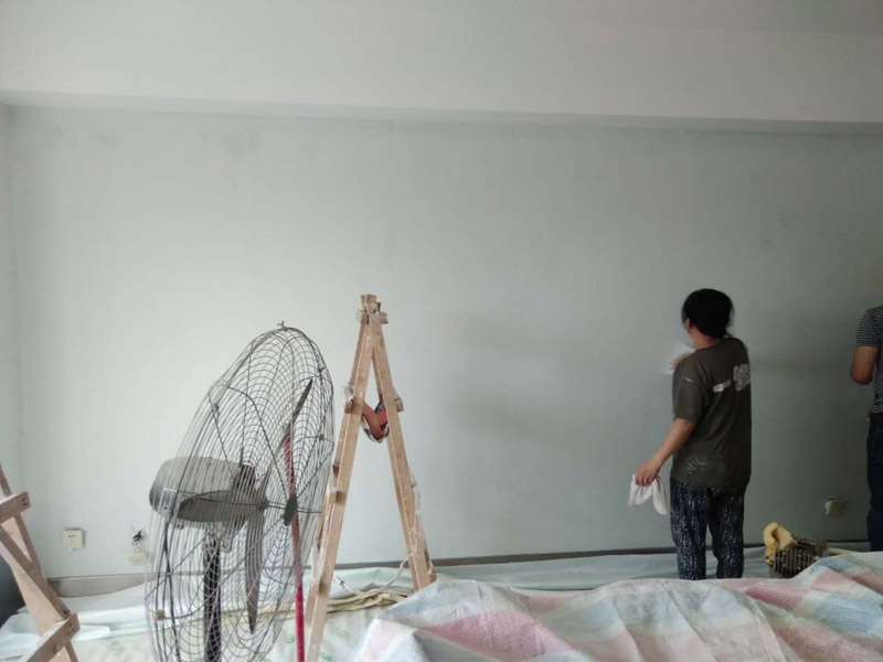 墻面壁紙更換：保證墻面堅實、平坦，運用鋼刷或是其他的工具收拾潔凈墻面，讓水泥墻面盡量無浮土、浮沉。在墻面輥一遍混凝土的界面劑，盡量均勻，待其單調后，就可以刮膩子了。一般的墻面刮2遍面膩子即可，不僅能找平，還能罩住底色。平坦度比較差的膩子要在部分多刮幾遍。用砂紙打磨膩子。膩子完全上強度之后(5-7天)會變得十分堅實，這時再打磨就會變得十分困難。所以，主張刮過膩子之后的1~2天便開始進行膩子打磨。這是為了在墻面和壁紙之間構成一道維護膜，既安靖了墻面，又能防止水分、鹽、堿滲透腐蝕墻紙，可以有用維護壁紙材料不受霉菌的腐蝕。