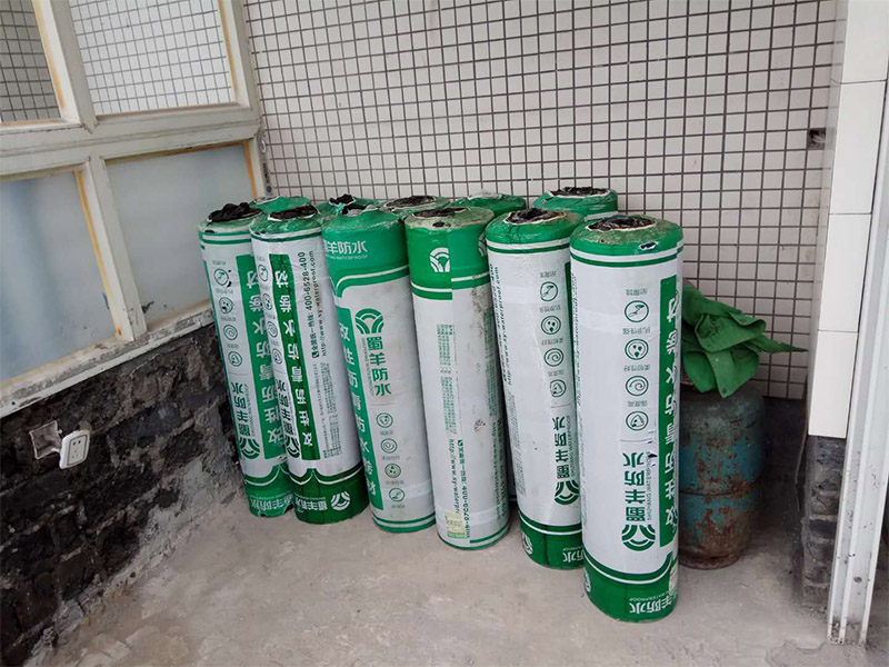 屋頂排水溝抹灰防水裝修：1．在干燥基面上施工防水涂料前應(yīng)先濕潤基面至無明水為準(zhǔn)，若基面潮濕但無明水可直接施工。 2．按配比先將防水漿料乳液倒入拌料桶中，然后再將粉料倒入，充分?jǐn)嚢柚辆鶆?、無料粒糊狀，靜置十分鐘后再攪拌一下，效果更佳。 3．用毛刷或滾刷直接將膠漿涂刷在基面上，待第一層完全干透后（約2小時(shí)或手擦不粘為準(zhǔn)），再涂刷第二遍，兩遍的涂刷方向應(yīng)交錯(cuò)。 4．在操作進(jìn)程中應(yīng)保持間斷性攪拌以防止膠漿沉淀。aqbzp_9 5．待防水層完全干固后，方可在其上面做砂漿保護(hù)層或其它覆蓋層。