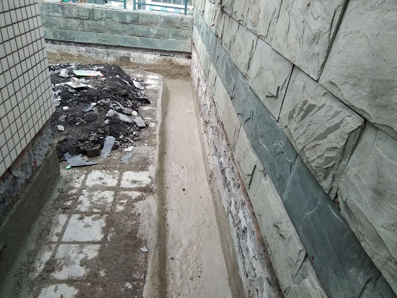 屋頂排水溝抹灰防水裝修：1．在干燥基面上施工防水涂料前應(yīng)先濕潤基面至無明水為準(zhǔn)，若基面潮濕但無明水可直接施工。 2．按配比先將防水漿料乳液倒入拌料桶中，然后再將粉料倒入，充分?jǐn)嚢柚辆鶆?、無料粒糊狀，靜置十分鐘后再攪拌一下，效果更佳。 3．用毛刷或滾刷直接將膠漿涂刷在基面上，待第一層完全干透后（約2小時(shí)或手擦不粘為準(zhǔn)），再涂刷第二遍，兩遍的涂刷方向應(yīng)交錯(cuò)。 4．在操作進(jìn)程中應(yīng)保持間斷性攪拌以防止膠漿沉淀。aqbzp_9 5．待防水層完全干固后，方可在其上面做砂漿保護(hù)層或其它覆蓋層。