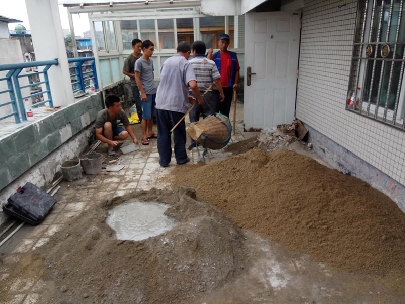 屋頂排水溝抹灰防水裝修：1．在干燥基面上施工防水涂料前應(yīng)先濕潤基面至無明水為準(zhǔn)，若基面潮濕但無明水可直接施工。 2．按配比先將防水漿料乳液倒入拌料桶中，然后再將粉料倒入，充分?jǐn)嚢柚辆鶆?、無料粒糊狀，靜置十分鐘后再攪拌一下，效果更佳。 3．用毛刷或滾刷直接將膠漿涂刷在基面上，待第一層完全干透后（約2小時(shí)或手擦不粘為準(zhǔn)），再涂刷第二遍，兩遍的涂刷方向應(yīng)交錯(cuò)。 4．在操作進(jìn)程中應(yīng)保持間斷性攪拌以防止膠漿沉淀。aqbzp_9 5．待防水層完全干固后，方可在其上面做砂漿保護(hù)層或其它覆蓋層。