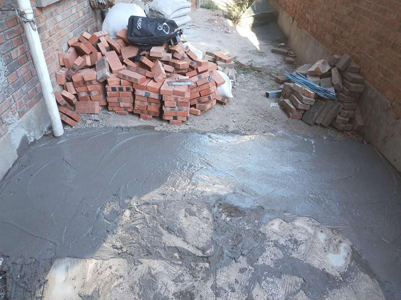 地面基層加固裝修：1.清理基層，清除磚柱上的管線和裝飾層，檢查柱根;別砌損壞的磚，清除 裂縫內(nèi)的粉塵。2.根據(jù)不同的加固形式，采用不同的連接措施，單側(cè)加固時(shí)，用混凝士釘或膨脹螺栓連接，雙面加固時(shí)，用封閉箍筋連接，當(dāng)柱較寬時(shí)，沿高度每隔5皮打掉一塊，增強(qiáng)混凝土與原柱的咬合，有利于共同受力。3.綁扎鋼筋:用外包鋼筋混凝土加固，綁扎的鋼筋應(yīng)與磚柱固定牢靠，控制好位置保護(hù)層厚度。4.澆筑混凝士:外包混凝士宜用噴射扶施工，具體步驟參照4.1節(jié)中噴射混凝土施工工藝流程:上部與樓板接縫，應(yīng)用干硬性混凝土填塞嚴(yán)實(shí);強(qiáng)度尊級(jí)符合勘察加固設(shè)計(jì)要求。5.將混凝t表面抹平壓實(shí)。6.待混凝土終凝后，每天澆水3~5次，進(jìn)行養(yǎng)護(hù)。
