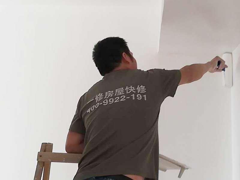 墻面粉刷裝修：1、基層處理：將墻面起皮及松動(dòng)處清除干凈，并用水泥砂漿補(bǔ)抹。有裂縫的地方一般用牛皮紙帶和白乳膠貼住裂縫。2、刷界面劑：界面劑能夠增強(qiáng)對(duì)基層的粘結(jié)力，避免了抹灰層空鼓、起殼的現(xiàn)象，從而代替人工鑿毛處理，省時(shí)省力。3、墻面找平：凹凸不平的墻面需要找平，對(duì)于墻面不平的地方要用粉刷石膏找平，使得墻面的誤差不超過(guò)3毫米。4、批刮膩?zhàn)樱哼x用顆粒細(xì)度較高和質(zhì)地較硬的膩?zhàn)訛榧?，膩?zhàn)右椤?、打磨：盡量用較細(xì)的砂紙，如果砂紙?zhí)值脑挄?huì)留下很深的砂痕。6、刷底漆：底漆一定要刷勻，確保墻面每個(gè)地方都刷到，如果墻面吃漆量較大，底漆最好適量的多加一點(diǎn)水，以確保能夠涂刷均勻。7、找補(bǔ)：膩?zhàn)哟蚰ネ戤呏?，?huì)留有一些瑕疵，一般情況下很難看清，只有刷過(guò)一遍漆之后才會(huì)很明顯，這時(shí)候就需要找補(bǔ)了。8、刷面漆：不要加過(guò)量的水，會(huì)影響漆膜厚度、手感和漆膜的硬度。