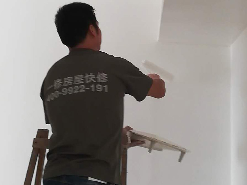 墻面粉刷裝修：1、基層處理：將墻面起皮及松動(dòng)處清除干凈，并用水泥砂漿補(bǔ)抹。有裂縫的地方一般用牛皮紙帶和白乳膠貼住裂縫。2、刷界面劑：界面劑能夠增強(qiáng)對(duì)基層的粘結(jié)力，避免了抹灰層空鼓、起殼的現(xiàn)象，從而代替人工鑿毛處理，省時(shí)省力。3、墻面找平：凹凸不平的墻面需要找平，對(duì)于墻面不平的地方要用粉刷石膏找平，使得墻面的誤差不超過(guò)3毫米。4、批刮膩?zhàn)樱哼x用顆粒細(xì)度較高和質(zhì)地較硬的膩?zhàn)訛榧眩佔(zhàn)右椤?、打磨：盡量用較細(xì)的砂紙，如果砂紙?zhí)值脑挄?huì)留下很深的砂痕。6、刷底漆：底漆一定要刷勻，確保墻面每個(gè)地方都刷到，如果墻面吃漆量較大，底漆最好適量的多加一點(diǎn)水，以確保能夠涂刷均勻。7、找補(bǔ)：膩?zhàn)哟蚰ネ戤呏螅瑫?huì)留有一些瑕疵，一般情況下很難看清，只有刷過(guò)一遍漆之后才會(huì)很明顯，這時(shí)候就需要找補(bǔ)了。8、刷面漆：不要加過(guò)量的水，會(huì)影響漆膜厚度、手感和漆膜的硬度。