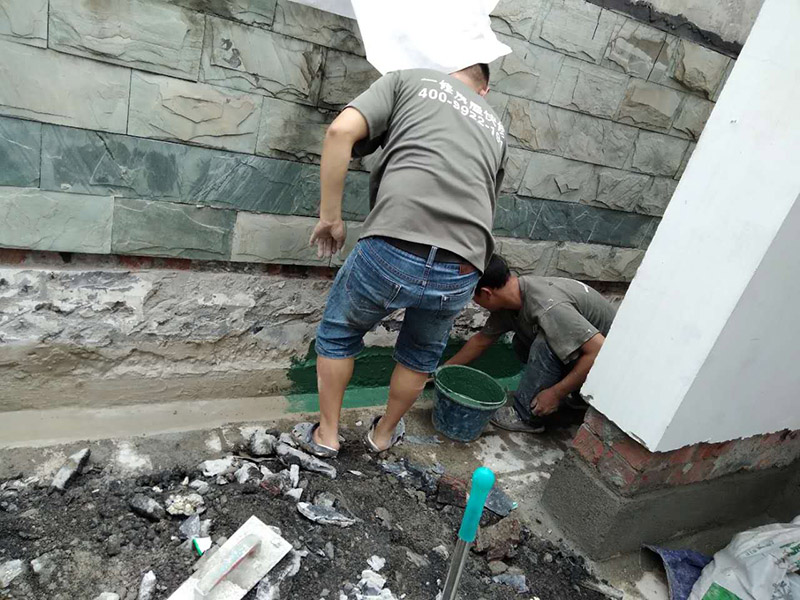 屋頂排水溝改造防水：一、確定排水坡面的數(shù)目：一般情況下，臨街建筑平屋頂屋面寬度小于12m時(shí)，可采用單坡排水；其寬度大于12m時(shí)，宜采用雙坡排水。坡屋頂應(yīng)結(jié)合建筑造型要求選擇單坡、雙坡或四坡排水。二、劃分排水區(qū)：劃分排水區(qū)的目的在于合理地布置水落管。排水區(qū)的面積是指屋面水平投影的面積，每一根水落管的屋面最大匯水面積不宜大于200m2。雨水口的間距在18~24m。三、確定天溝所用材料和斷面形式及尺寸天溝即屋面上的排水溝，位于檐口部位時(shí)又稱檐溝。設(shè)置天溝的目的是匯集屋面雨水，并將屋面雨水有組織地迅速排除。天溝根據(jù)屋頂類型的不同有多種做法。如坡屋頂中可用鋼筋混凝土、鍍鋅鐵皮、石棉水泥等材料做成槽形或三角形天溝。平屋頂?shù)奶鞙弦话阌娩摻罨炷林谱?，?dāng)采用女兒墻外排水方案時(shí)，可利用傾斜的屋面與垂直的墻面構(gòu)成三角形天溝；當(dāng)采用檐溝外排水方案時(shí)，通常用專用的槽形板做成矩形天溝。