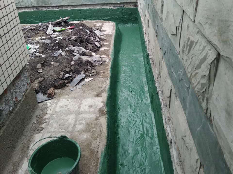 屋頂排水溝改造防水：一、確定排水坡面的數(shù)目：一般情況下，臨街建筑平屋頂屋面寬度小于12m時(shí)，可采用單坡排水；其寬度大于12m時(shí)，宜采用雙坡排水。坡屋頂應(yīng)結(jié)合建筑造型要求選擇單坡、雙坡或四坡排水。二、劃分排水區(qū)：劃分排水區(qū)的目的在于合理地布置水落管。排水區(qū)的面積是指屋面水平投影的面積，每一根水落管的屋面最大匯水面積不宜大于200m2。雨水口的間距在18~24m。三、確定天溝所用材料和斷面形式及尺寸天溝即屋面上的排水溝，位于檐口部位時(shí)又稱檐溝。設(shè)置天溝的目的是匯集屋面雨水，并將屋面雨水有組織地迅速排除。天溝根據(jù)屋頂類型的不同有多種做法。如坡屋頂中可用鋼筋混凝土、鍍鋅鐵皮、石棉水泥等材料做成槽形或三角形天溝。平屋頂?shù)奶鞙弦话阌娩摻罨炷林谱鳎?dāng)采用女兒墻外排水方案時(shí)，可利用傾斜的屋面與垂直的墻面構(gòu)成三角形天溝；當(dāng)采用檐溝外排水方案時(shí)，通常用專用的槽形板做成矩形天溝。