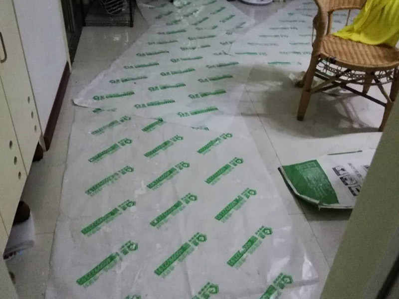 陽臺瓷磚拆除重裝：1、施工前，磚墻及附近區(qū)域灑適量水，減少灰塵對環(huán)境的污染，做到文明施工。     2、根據(jù)施工現(xiàn)場的實際情況，墻體拆除采用人工拆除（用一些簡單工具，如錘子、撬棍、鐵鍬、瓦刀等）的方法施工。拆除時，自上而下，不許用推到或拉倒方法拆除。     3、拆除時，將墻體劃分成若干段，每段的寬度大致與活動腳手架寬度相等，活動腳手架要有專人看護，自上而下，分層次，水平拆除。     4、拆除時，施工人員要站在穩(wěn)固的平臺上，禁止站在柱、墻截面上作業(yè)。     5、拆除完后，建筑垃圾要求外運，然后現(xiàn)場清潔干凈。