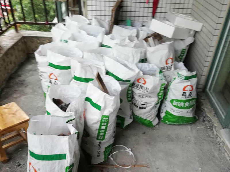 陽臺瓷磚拆除重裝：1、施工前，磚墻及附近區(qū)域灑適量水，減少灰塵對環(huán)境的污染，做到文明施工。     2、根據(jù)施工現(xiàn)場的實際情況，墻體拆除采用人工拆除（用一些簡單工具，如錘子、撬棍、鐵鍬、瓦刀等）的方法施工。拆除時，自上而下，不許用推到或拉倒方法拆除。     3、拆除時，將墻體劃分成若干段，每段的寬度大致與活動腳手架寬度相等，活動腳手架要有專人看護，自上而下，分層次，水平拆除。     4、拆除時，施工人員要站在穩(wěn)固的平臺上，禁止站在柱、墻截面上作業(yè)。     5、拆除完后，建筑垃圾要求外運，然后現(xiàn)場清潔干凈。