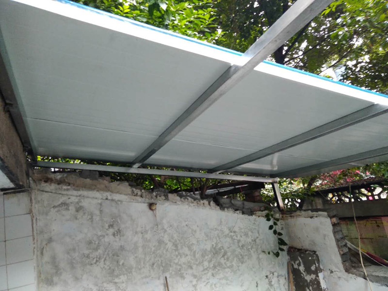 夾心彩鋼棚安裝：1、在進行彩鋼夾芯板安裝的時候搬運板材是常有的事,但搬運也是有講究的,應該小心的把兩頭同時抬起.這樣就可以防止損壞它的表面氧化膜。2、彩鋼夾芯板的固定方式,一般是有兩個；我們可以用自攻螺釘穿過墻板,來直接將夾心板固定在墻面次結構上。3、在安裝的時候,也需要用到耐候膠(玻璃膠),注意利用耐候膠嵌縫密封的時候要保持它的緊密性,這樣就可以有效的防塵與雨水滲漏。4、對于安裝結束收尾的時候,我們還需要進行檢查,在安裝完工后 我們要從上到下,進行逐層的把墻板表面保護膜去掉,并逐層拆架,拆架注意墻板不能被劃傷或者是碰傷,檢查和清掃一些粘結物以及塵土等。