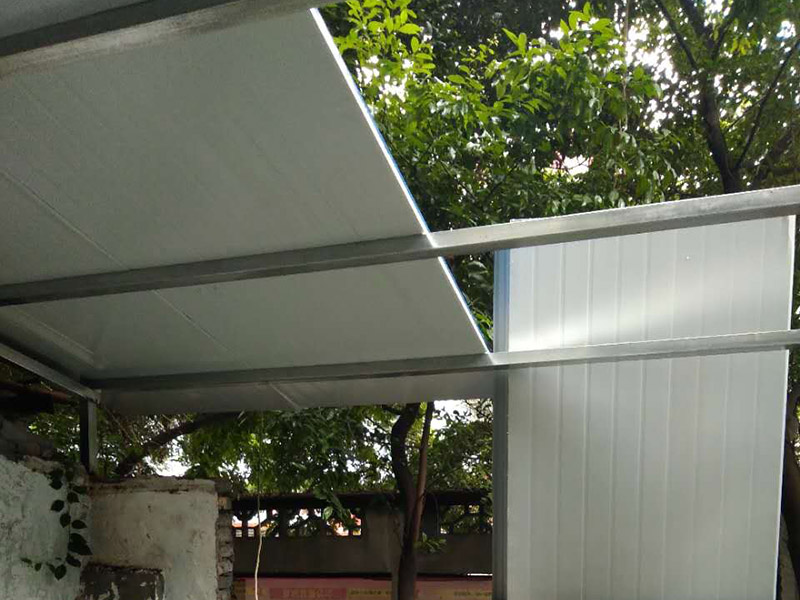 夾心彩鋼棚安裝：1、在進行彩鋼夾芯板安裝的時候搬運板材是常有的事,但搬運也是有講究的,應該小心的把兩頭同時抬起.這樣就可以防止損壞它的表面氧化膜。2、彩鋼夾芯板的固定方式,一般是有兩個；我們可以用自攻螺釘穿過墻板,來直接將夾心板固定在墻面次結構上。3、在安裝的時候,也需要用到耐候膠(玻璃膠),注意利用耐候膠嵌縫密封的時候要保持它的緊密性,這樣就可以有效的防塵與雨水滲漏。4、對于安裝結束收尾的時候,我們還需要進行檢查,在安裝完工后 我們要從上到下,進行逐層的把墻板表面保護膜去掉,并逐層拆架,拆架注意墻板不能被劃傷或者是碰傷,檢查和清掃一些粘結物以及塵土等。