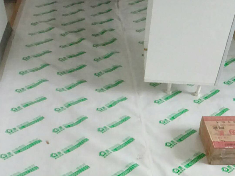 馬桶下水管維修：1、大多數(shù)人的解決辦法就是找專門維修解決下水管漏水的工人，其實(shí)不然，很多時(shí)候只要找對(duì)了下水管漏水的原因，我們自己就可以動(dòng)手解決下水管漏水的問題。如果是下水管破裂，更換新的；如果是零件松動(dòng)，可以找扳手，把零件擰緊，再用專門的膠粘劑，用布袋或者其他材料纏繞水管。2、維修處理辦法，就是用玻璃膠涂膜在水管破裂的周圍，或者是下水管漏水的位置，之后，先不要忙用水，等到第二天再用水，試看看衛(wèi)生間下水管漏水是否維修好，如果沒有漏水了，就說明玻璃膠已經(jīng)把漏水的地方粘接在了一起。