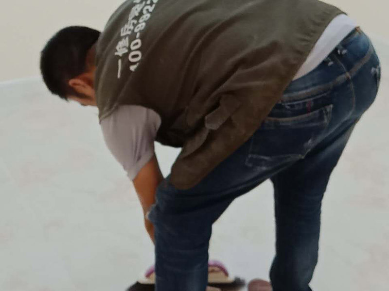 新房裝修案例：到施工階段，主體拆改是最先上的一個項目，主要包括拆墻、砌墻、鏟墻皮、拆暖氣、換塑鋼窗等等。主體拆改說白了，就是先把工地的框架先搭起來。水電路改造之前，主體結構拆改應該基本完成了。在水電改造和主體拆改之間，還應該進行櫥柜的第一次測量。木工、瓦工、油工是施工的&ldquo;三兄弟&rdquo;，基本出場順序是：木瓦油，出場原則是&mdash;&mdash;&ldquo;誰臟誰先上&rdquo;，這也是決定家裝順序的基本原則之一。其實像包立管、做裝飾吊頂、貼石膏線之類的木工活從某種意義上說也可以作為主體拆改的細環(huán)節(jié)考慮，本身和水電路改造并不沖突，有時候還需要一些配合。在廚衛(wèi)吊頂?shù)耐瑫r，廚衛(wèi)的防潮吸頂燈、浴霸應該已經(jīng)買好了，最好把廚衛(wèi)吸頂燈、排風扇(浴霸)同時裝好，或者留出線頭和開孔。吊頂結束后，可以約櫥柜上門安裝了。同時安裝的還有水槽和煤氣灶，櫥柜安裝之前最好協(xié)調物業(yè)把煤氣通了，方便煤氣灶裝好之后需要試氣。