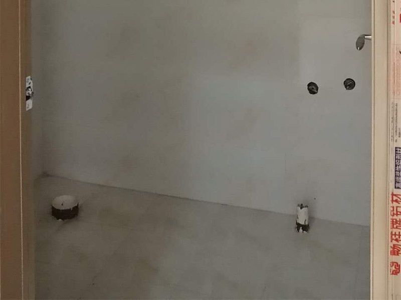 新房裝修案例：到施工階段，主體拆改是最先上的一個項目，主要包括拆墻、砌墻、鏟墻皮、拆暖氣、換塑鋼窗等等。主體拆改說白了，就是先把工地的框架先搭起來。水電路改造之前，主體結構拆改應該基本完成了。在水電改造和主體拆改之間，還應該進行櫥柜的第一次測量。木工、瓦工、油工是施工的&ldquo;三兄弟&rdquo;，基本出場順序是：木瓦油，出場原則是&mdash;&mdash;&ldquo;誰臟誰先上&rdquo;，這也是決定家裝順序的基本原則之一。其實像包立管、做裝飾吊頂、貼石膏線之類的木工活從某種意義上說也可以作為主體拆改的細環(huán)節(jié)考慮，本身和水電路改造并不沖突，有時候還需要一些配合。在廚衛(wèi)吊頂?shù)耐瑫r，廚衛(wèi)的防潮吸頂燈、浴霸應該已經(jīng)買好了，最好把廚衛(wèi)吸頂燈、排風扇(浴霸)同時裝好，或者留出線頭和開孔。吊頂結束后，可以約櫥柜上門安裝了。同時安裝的還有水槽和煤氣灶，櫥柜安裝之前最好協(xié)調物業(yè)把煤氣通了，方便煤氣灶裝好之后需要試氣。