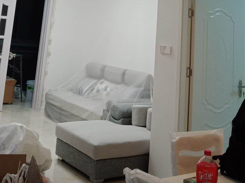 新房裝修案例：到施工階段，主體拆改是最先上的一個項目，主要包括拆墻、砌墻、鏟墻皮、拆暖氣、換塑鋼窗等等。主體拆改說白了，就是先把工地的框架先搭起來。水電路改造之前，主體結構拆改應該基本完成了。在水電改造和主體拆改之間，還應該進行櫥柜的第一次測量。木工、瓦工、油工是施工的&ldquo;三兄弟&rdquo;，基本出場順序是：木瓦油，出場原則是&mdash;&mdash;&ldquo;誰臟誰先上&rdquo;，這也是決定家裝順序的基本原則之一。其實像包立管、做裝飾吊頂、貼石膏線之類的木工活從某種意義上說也可以作為主體拆改的細環(huán)節(jié)考慮，本身和水電路改造并不沖突，有時候還需要一些配合。在廚衛(wèi)吊頂?shù)耐瑫r，廚衛(wèi)的防潮吸頂燈、浴霸應該已經(jīng)買好了，最好把廚衛(wèi)吸頂燈、排風扇(浴霸)同時裝好，或者留出線頭和開孔。吊頂結束后，可以約櫥柜上門安裝了。同時安裝的還有水槽和煤氣灶，櫥柜安裝之前最好協(xié)調物業(yè)把煤氣通了，方便煤氣灶裝好之后需要試氣。