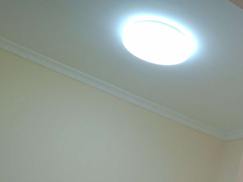 新房裝修案例：到施工階段，主體拆改是最先上的一個項目，主要包括拆墻、砌墻、鏟墻皮、拆暖氣、換塑鋼窗等等。主體拆改說白了，就是先把工地的框架先搭起來。水電路改造之前，主體結構拆改應該基本完成了。在水電改造和主體拆改之間，還應該進行櫥柜的第一次測量。木工、瓦工、油工是施工的&ldquo;三兄弟&rdquo;，基本出場順序是：木瓦油，出場原則是&mdash;&mdash;&ldquo;誰臟誰先上&rdquo;，這也是決定家裝順序的基本原則之一。其實像包立管、做裝飾吊頂、貼石膏線之類的木工活從某種意義上說也可以作為主體拆改的細環(huán)節(jié)考慮，本身和水電路改造并不沖突，有時候還需要一些配合。在廚衛(wèi)吊頂?shù)耐瑫r，廚衛(wèi)的防潮吸頂燈、浴霸應該已經(jīng)買好了，最好把廚衛(wèi)吸頂燈、排風扇(浴霸)同時裝好，或者留出線頭和開孔。吊頂結束后，可以約櫥柜上門安裝了。同時安裝的還有水槽和煤氣灶，櫥柜安裝之前最好協(xié)調物業(yè)把煤氣通了，方便煤氣灶裝好之后需要試氣。