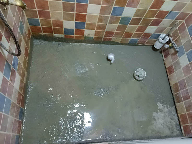 廁所管道重裝，地面找平：1、關(guān)閉水管總閥。(即水表前面的水管開關(guān))2、打開水龍頭20分鐘，確保沒水再滴后關(guān)閉所有的水龍頭。3、關(guān)閉馬桶水箱和洗衣機(jī)等進(jìn)水開關(guān)。4、打開水管總閥。5、打開總閥后20分鐘，查看水表是否走動，包括緩慢的走動。如果有走動，即為漏水了。如果沒有走動，可能沒事。建議施工完一定要進(jìn)行水壓測試實(shí)驗(yàn)，一般打壓8公斤，時(shí)間20-30分鐘。 在地面找平工程上，我們需要注意3個(gè)小方面，即平整度、地面抹灰及養(yǎng)護(hù)。地面找平對平整度有極高的要求，它通常將地面平整度分為3個(gè)環(huán)節(jié)分別采取不同的措施進(jìn)行修整，嚴(yán)格控制地面落差。另一方面，地面抹灰是地面找平不可缺少的一個(gè)環(huán)節(jié)，我們常根據(jù)面層抹灰的厚度來找出地面抹平的基準(zhǔn)線。最后但同樣重要的是地面的養(yǎng)護(hù)，在地面找平工作完成后是需要對地面進(jìn)行養(yǎng)護(hù)的，我們可以通過適量灑水養(yǎng)護(hù)，并且養(yǎng)護(hù)的時(shí)間應(yīng)該不少于7天，這樣才能保證地面找平工程的質(zhì)量。