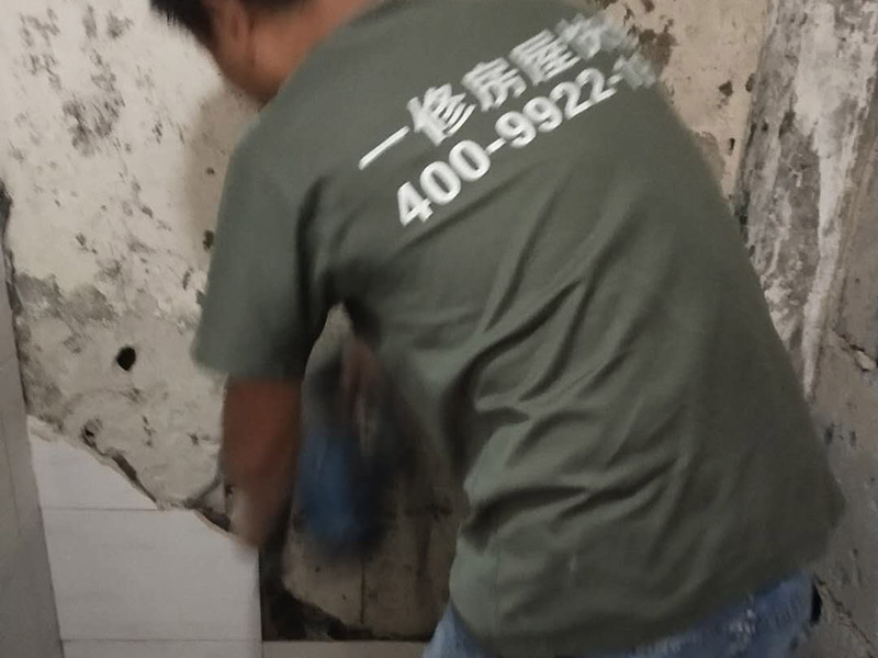 局部瓷磚拆除裝修：衛(wèi)浴用具拆除后可以對(duì)墻面瓷磚進(jìn)行拆卸。拆卸一般是從墻體的下方往上方敲，從瓷磚的邊緣往里面敲，還需要根據(jù)拆卸的位置選擇適當(dāng)?shù)那么u力度。敲磚是從墻體下方開始敲，從每塊瓷磚的邊緣開始敲。如果先敲上面的瓷磚，地面堆積瓷磚較多，擋住墻體下面的瓷磚，不利于拆卸。另外，敲磚過程中，要不是對(duì)地面的瓷磚進(jìn)行清理，以免瓷磚過多堆積，減慢施工進(jìn)度以及造成施工意外。 由于二手房的衛(wèi)浴在之前是做了一次防水的，因此在敲磚時(shí)必須注意防水層的處理，與屋主溝通好，防水層是否打掉。舊的防水層一般都不打掉，在敲磚后，在原有的防水層上面，再薄薄做一層防水，以提高衛(wèi)浴的防水能力。但如果屋主需要把防水敲掉重新再做。則敲磚需要打到批土層或打到見底。敲插座和龍頭附近的瓷磚時(shí)，要慢慢敲，小心摸清電線和水管的走向，以防損壞電線和水管。如果電線或水管已經(jīng)損壞了，要及時(shí)進(jìn)行修補(bǔ)處理，以免留下更多后續(xù)工程。
