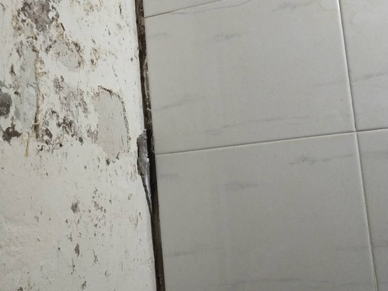 局部瓷磚拆除裝修：衛(wèi)浴用具拆除后可以對(duì)墻面瓷磚進(jìn)行拆卸。拆卸一般是從墻體的下方往上方敲，從瓷磚的邊緣往里面敲，還需要根據(jù)拆卸的位置選擇適當(dāng)?shù)那么u力度。敲磚是從墻體下方開始敲，從每塊瓷磚的邊緣開始敲。如果先敲上面的瓷磚，地面堆積瓷磚較多，擋住墻體下面的瓷磚，不利于拆卸。另外，敲磚過程中，要不是對(duì)地面的瓷磚進(jìn)行清理，以免瓷磚過多堆積，減慢施工進(jìn)度以及造成施工意外。 由于二手房的衛(wèi)浴在之前是做了一次防水的，因此在敲磚時(shí)必須注意防水層的處理，與屋主溝通好，防水層是否打掉。舊的防水層一般都不打掉，在敲磚后，在原有的防水層上面，再薄薄做一層防水，以提高衛(wèi)浴的防水能力。但如果屋主需要把防水敲掉重新再做。則敲磚需要打到批土層或打到見底。敲插座和龍頭附近的瓷磚時(shí)，要慢慢敲，小心摸清電線和水管的走向，以防損壞電線和水管。如果電線或水管已經(jīng)損壞了，要及時(shí)進(jìn)行修補(bǔ)處理，以免留下更多后續(xù)工程。