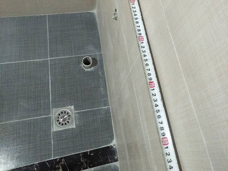 衛(wèi)生間貼磚裝修:1、 衛(wèi)生間墻面在施工前清理墻面的各類污物，用泥刀先批墻，后用水泥漿找平，防止瓷磚貼后有空鼓現(xiàn)象。2、 衛(wèi)生間內(nèi)會防止抽風(fēng)機、安裝吊頂?shù)龋愿叨纫貏e注意，其次是墻磚與地磚的尺寸要互相對應(yīng)，不能有太大的差異，最后根據(jù)高度、尺寸與整體效果來確定鋪貼方法，如果統(tǒng)一墻面瓷磚不同，大尺寸瓷磚從下往上貼，小尺寸從上往下貼。3、配料將清水逐量加入粉狀粘結(jié)劑內(nèi)，按照說明書上一定的比例調(diào)配。攪拌調(diào)和將粘結(jié)劑漿料攪拌至潤滑均勻，無明顯塊狀或糊涂結(jié)狀，將攪拌后施工漿料靜置5-10分鐘，然后再稍加攪拌
