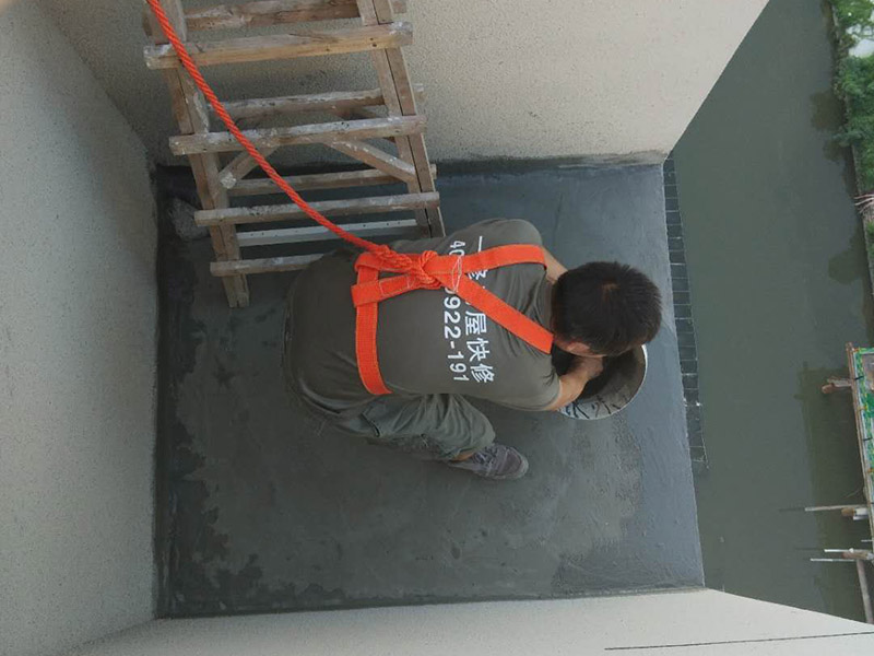 陽臺(tái)頂部外墻防水裝修：1、根據(jù)現(xiàn)場實(shí)際情況，對(duì)防水部位基層原有的外墻涂料進(jìn)行清理，特別是基層破碎處、松動(dòng)處進(jìn)行徹底清除干凈，露出堅(jiān)硬基礎(chǔ)。2、在基層處理干凈的基礎(chǔ)上，用高檔有機(jī)硅防水涂料與水按1：2的比例稀釋后，摻入高標(biāo)號(hào)水泥做成灰膏，對(duì)砂眼、蜂窩、龜裂做細(xì)部處理。3、對(duì)不規(guī)則的龜裂進(jìn)行修補(bǔ)時(shí)，超過2mm的龜裂用長絲無紡布與有機(jī)硅外墻專用涂料進(jìn)行貼粘修補(bǔ)，以免龜裂紋繼續(xù)擴(kuò)大。4、對(duì)窗口四周、檐底、預(yù)埋件、穿墻管等重要部位做加強(qiáng)處理。5、涂料采用涂刷法施工，涂刷的方向、行程長短應(yīng)一致，涂刷應(yīng)均勻不得漏刷。6、機(jī)械噴涂施工時(shí)做到噴涂均勻，壓茬到位，不得漏噴，使表面光滑。7、施工完畢后將現(xiàn)場衛(wèi)生清理干凈。