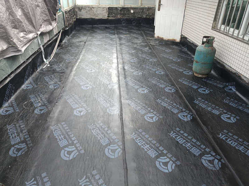 露臺防水裝修:先是找到原來的防水層，然后將其鏟除，處理好露臺的基面，注意不能留有油膩、蠟等任何碎屑物質(zhì)，保證基面的平整、干凈，如果發(fā)現(xiàn)有孔隙或者是裂縫，則需要先進行修補。接著是進行找平處理，然后排干下部保溫層里面的積水，再設(shè)若干排氣孔進行排氣措施。在做好了阻根防水層后，我們還需要進行找坡處理，避免形成部分儲水。一般來說是利用水泥砂漿來進行找平、找坡，注意坡度不能小于百分之三。觀察不漏水則為及格，然后在防水層上做水泥砂漿保護層等各項維護及瓷磚鋪貼，最后做露臺的綠化工作。