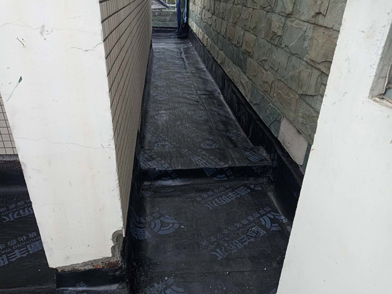 露臺防水裝修:先是找到原來的防水層，然后將其鏟除，處理好露臺的基面，注意不能留有油膩、蠟等任何碎屑物質(zhì)，保證基面的平整、干凈，如果發(fā)現(xiàn)有孔隙或者是裂縫，則需要先進行修補。接著是進行找平處理，然后排干下部保溫層里面的積水，再設(shè)若干排氣孔進行排氣措施。在做好了阻根防水層后，我們還需要進行找坡處理，避免形成部分儲水。一般來說是利用水泥砂漿來進行找平、找坡，注意坡度不能小于百分之三。觀察不漏水則為及格，然后在防水層上做水泥砂漿保護層等各項維護及瓷磚鋪貼，最后做露臺的綠化工作。