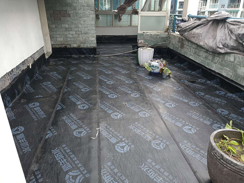 露臺防水裝修:先是找到原來的防水層，然后將其鏟除，處理好露臺的基面，注意不能留有油膩、蠟等任何碎屑物質(zhì)，保證基面的平整、干凈，如果發(fā)現(xiàn)有孔隙或者是裂縫，則需要先進行修補。接著是進行找平處理，然后排干下部保溫層里面的積水，再設(shè)若干排氣孔進行排氣措施。在做好了阻根防水層后，我們還需要進行找坡處理，避免形成部分儲水。一般來說是利用水泥砂漿來進行找平、找坡，注意坡度不能小于百分之三。觀察不漏水則為及格，然后在防水層上做水泥砂漿保護層等各項維護及瓷磚鋪貼，最后做露臺的綠化工作。