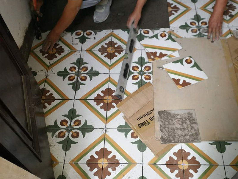 地面貼磚裝修：地磚鋪設(shè)前，都要浸泡，以免地磚的吸收率問題導(dǎo)致吸收水泥中的水份而出現(xiàn)緊繃開裂。地面需要用勺子或者水管，把地面基層用水淋濕。這個(gè)作業(yè)時(shí)，減少灰塵。還能讓地面吸收部分水份。不會(huì)產(chǎn)生缺水現(xiàn)象。接下來，是水泥墊層的攪拌，鋪砌時(shí)宜采用水泥漿或干鋪泥灑水作粘結(jié)。地磚摸好水泥油后，應(yīng)該用膠錘慢慢的拍打，達(dá)到水平儀的標(biāo)準(zhǔn)即可。地磚面層的表面在貼完后半小時(shí)內(nèi)，用水抹布處理潔凈、平整、堅(jiān)實(shí)；瓷板間拼縫寬度應(yīng)符合設(shè)計(jì)要求，拼縫寬度不宜大于2毫米。