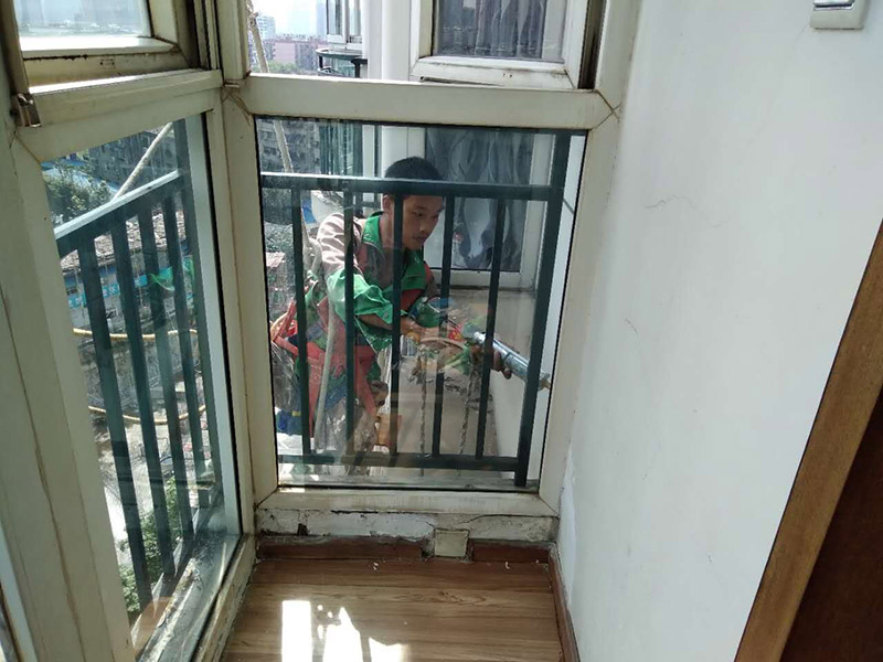 窗戶打膠維修：修補(bǔ)膠是針對(duì)塑鋼在安裝，及運(yùn)輸過程中出現(xiàn)的細(xì)小及明顯的裂縫用來修補(bǔ)的膠，有點(diǎn)像牙膏一樣，使用方法，將修補(bǔ)面徹底清洗干凈，干燥，用美工刀片順著裂縫刮出1-2mm的倒角口，再將膠刮入裂縫中，用刀片修平，待到膠體7分干的時(shí)候再用刀片將裂縫周圍多余的膠修去，如果感覺效果還是不好的話，等到膠體完全干透以后用1500號(hào)以上的水砂紙蘸水輕輕打磨即可。
師傅有專門打膠的工具，打膠完成后要用手抹平！像劑牙膏一樣將修補(bǔ)膠涂在需修正的地方，等干后用鏟鏟平，再用細(xì)紗紙磨平。擠出來直接涂在裂縫上抹平。