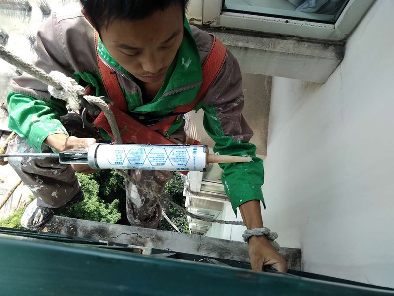 窗戶打膠維修：修補(bǔ)膠是針對(duì)塑鋼在安裝，及運(yùn)輸過程中出現(xiàn)的細(xì)小及明顯的裂縫用來修補(bǔ)的膠，有點(diǎn)像牙膏一樣，使用方法，將修補(bǔ)面徹底清洗干凈，干燥，用美工刀片順著裂縫刮出1-2mm的倒角口，再將膠刮入裂縫中，用刀片修平，待到膠體7分干的時(shí)候再用刀片將裂縫周圍多余的膠修去，如果感覺效果還是不好的話，等到膠體完全干透以后用1500號(hào)以上的水砂紙蘸水輕輕打磨即可。
師傅有專門打膠的工具，打膠完成后要用手抹平！像劑牙膏一樣將修補(bǔ)膠涂在需修正的地方，等干后用鏟鏟平，再用細(xì)紗紙磨平。擠出來直接涂在裂縫上抹平。