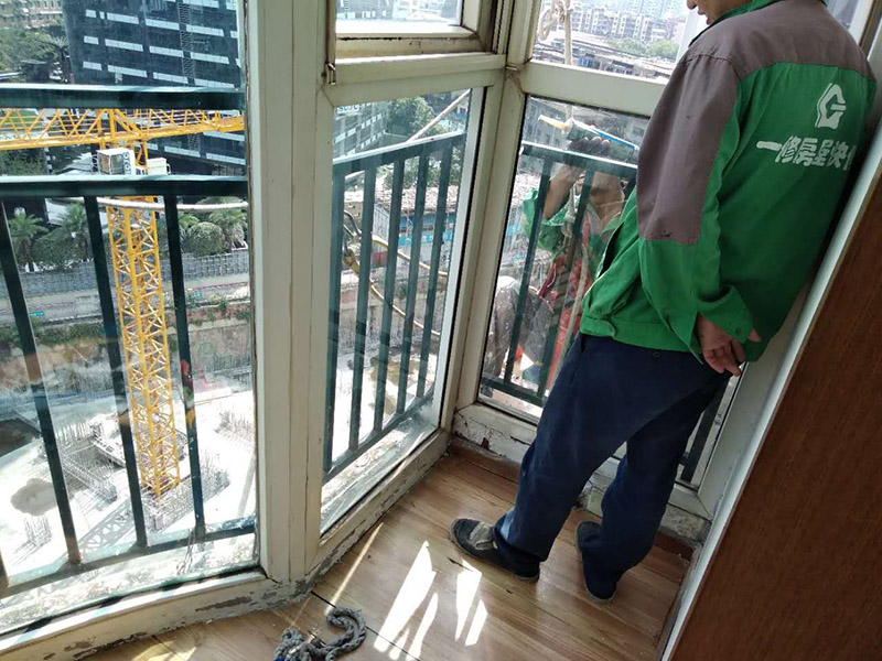 窗戶打膠維修：修補(bǔ)膠是針對(duì)塑鋼在安裝，及運(yùn)輸過程中出現(xiàn)的細(xì)小及明顯的裂縫用來修補(bǔ)的膠，有點(diǎn)像牙膏一樣，使用方法，將修補(bǔ)面徹底清洗干凈，干燥，用美工刀片順著裂縫刮出1-2mm的倒角口，再將膠刮入裂縫中，用刀片修平，待到膠體7分干的時(shí)候再用刀片將裂縫周圍多余的膠修去，如果感覺效果還是不好的話，等到膠體完全干透以后用1500號(hào)以上的水砂紙蘸水輕輕打磨即可。
師傅有專門打膠的工具，打膠完成后要用手抹平！像劑牙膏一樣將修補(bǔ)膠涂在需修正的地方，等干后用鏟鏟平，再用細(xì)紗紙磨平。擠出來直接涂在裂縫上抹平。