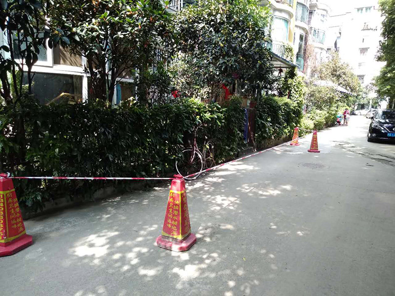 窗戶打膠維修：修補(bǔ)膠是針對(duì)塑鋼在安裝，及運(yùn)輸過程中出現(xiàn)的細(xì)小及明顯的裂縫用來修補(bǔ)的膠，有點(diǎn)像牙膏一樣，使用方法，將修補(bǔ)面徹底清洗干凈，干燥，用美工刀片順著裂縫刮出1-2mm的倒角口，再將膠刮入裂縫中，用刀片修平，待到膠體7分干的時(shí)候再用刀片將裂縫周圍多余的膠修去，如果感覺效果還是不好的話，等到膠體完全干透以后用1500號(hào)以上的水砂紙蘸水輕輕打磨即可。
師傅有專門打膠的工具，打膠完成后要用手抹平！像劑牙膏一樣將修補(bǔ)膠涂在需修正的地方，等干后用鏟鏟平，再用細(xì)紗紙磨平。擠出來直接涂在裂縫上抹平。