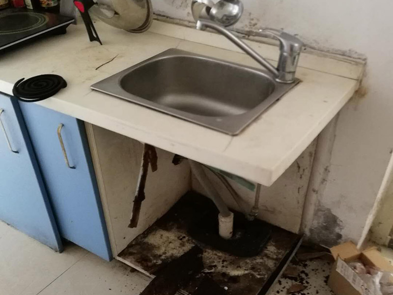 水槽管道維修：1.水槽出水口漏水
如果水槽漏水原因是水槽出水口漏水，一般來講，應(yīng)該是水槽內(nèi)的軸心墊片損壞了，只要將軸心墊更換一個就可以了。用鉗子將壓蓋拴進行旋轉(zhuǎn)，轉(zhuǎn)松后取下，用夾子將磨碎的軸心墊片取出換上新的即可。
2.水槽和臺面間的銜接松動，積水溺到臺面，并漏到櫥柜里
買好玻璃膠條，并將玻璃膠密封于水槽和臺面間的銜接處。
3.水槽下水管漏水
無論是上面的接口漏水，還是水槽下水管與地下的下水管間漏水，問題均出在橡膠墊上，橡膠墊老化或是開裂，都會出現(xiàn)漏水，這時只需把這個橡膠墊拆開并更換一個便可。
4.水槽本身漏水
用防水膩子涂抹水槽漏水處。
5.水槽零件壞或松動
先仔細檢查角閥、螺絲和膠墊等位置，看是不是因使用太久，出現(xiàn)腐蝕和老化問題，若是如此，建議重新更換一個。
6.水槽栓下面縫隙漏水
水槽栓下面縫隙漏水的因為可能是壓蓋內(nèi)三角密封墊磨損導(dǎo)致的。這時，只要用工具將龍頭的螺絲旋轉(zhuǎn)，轉(zhuǎn)松后取下螺絲和拴頭，將壓蓋弄松取下，接著將壓蓋內(nèi)的三角密封墊取出，換上一個新的三角密封墊就可以了。