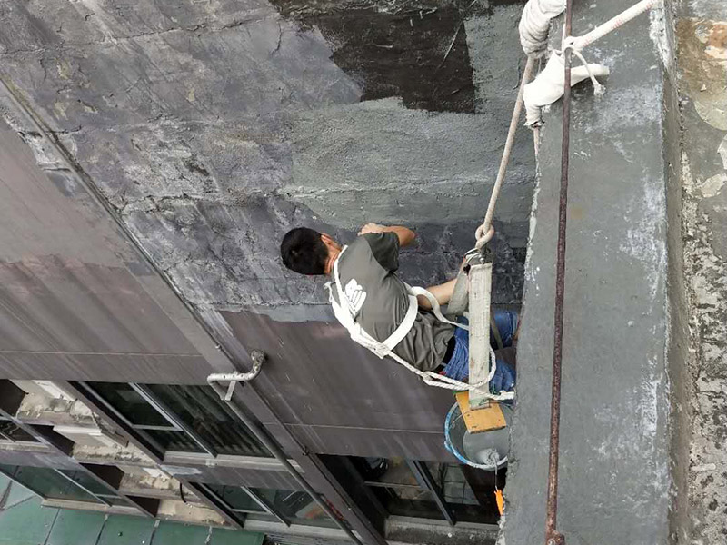 外墻防水維修：1、基層處理：首先要將基層表面的灰塵等清理干凈，一些脆裂的舊層和不耐水的涂層要鏟除，如果有凹處可以用水泥砂漿抹平，小的孔洞和裂縫用水泥乳修補好。 2、刷底膠： 刷底膠時，先要將墻面專用的膠水按照說明上的比例上加水進行稀釋，然后在基層處理好的墻面上用輥筒均勻地涂刷一至二遍膠水打底，涂層膠水要均勻，也不能涂得過多和過少。 3、局部補膩子：基層打底干燥后，用膩子找補不平之處，干后砂平。成品膩子使用前應攪勻，膩子偏稠時可酌量加清水調節(jié)。 4、滿刮膩子：將調配好的膩子放在托板上，用橡皮刮板進行涂刷，建議從上往下涂，基層一般要涂刷2-3遍，每一遍的膩子不能太厚，膩子涂刷后要及時用砂紙打磨，打磨時力底要適中，不能有波浪形等，打磨好后掃去灰塵就可以了。 5、刷底涂料：底料按照產品說明書進行稀釋然后攪拌均勻，用滾筒在墻面涂刷，要均勻，不要漏刷，也不能刷得太厚，底料干后如果有要修補的地方，建議用膩子修復然后砂平。