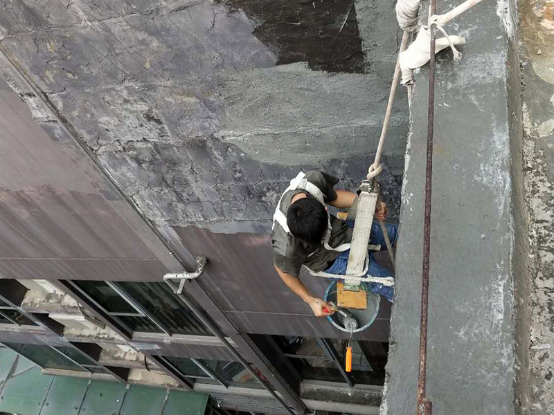 外墻防水維修：1、基層處理：首先要將基層表面的灰塵等清理干凈，一些脆裂的舊層和不耐水的涂層要鏟除，如果有凹處可以用水泥砂漿抹平，小的孔洞和裂縫用水泥乳修補好。 2、刷底膠： 刷底膠時，先要將墻面專用的膠水按照說明上的比例上加水進行稀釋，然后在基層處理好的墻面上用輥筒均勻地涂刷一至二遍膠水打底，涂層膠水要均勻，也不能涂得過多和過少。 3、局部補膩子：基層打底干燥后，用膩子找補不平之處，干后砂平。成品膩子使用前應攪勻，膩子偏稠時可酌量加清水調節(jié)。 4、滿刮膩子：將調配好的膩子放在托板上，用橡皮刮板進行涂刷，建議從上往下涂，基層一般要涂刷2-3遍，每一遍的膩子不能太厚，膩子涂刷后要及時用砂紙打磨，打磨時力底要適中，不能有波浪形等，打磨好后掃去灰塵就可以了。 5、刷底涂料：底料按照產品說明書進行稀釋然后攪拌均勻，用滾筒在墻面涂刷，要均勻，不要漏刷，也不能刷得太厚，底料干后如果有要修補的地方，建議用膩子修復然后砂平。