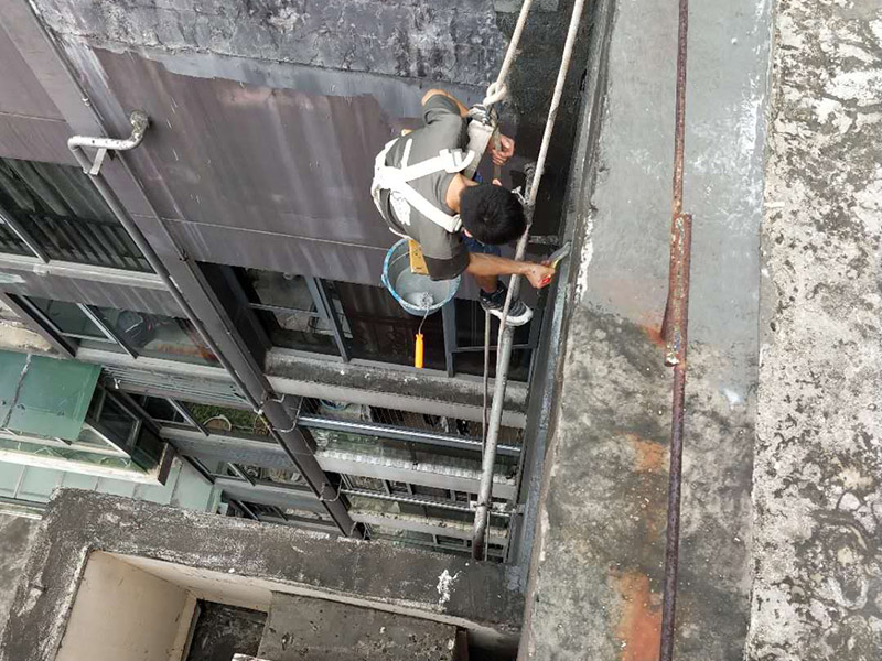 外墻防水維修：1、基層處理：首先要將基層表面的灰塵等清理干凈，一些脆裂的舊層和不耐水的涂層要鏟除，如果有凹處可以用水泥砂漿抹平，小的孔洞和裂縫用水泥乳修補好。 2、刷底膠： 刷底膠時，先要將墻面專用的膠水按照說明上的比例上加水進行稀釋，然后在基層處理好的墻面上用輥筒均勻地涂刷一至二遍膠水打底，涂層膠水要均勻，也不能涂得過多和過少。 3、局部補膩子：基層打底干燥后，用膩子找補不平之處，干后砂平。成品膩子使用前應攪勻，膩子偏稠時可酌量加清水調節(jié)。 4、滿刮膩子：將調配好的膩子放在托板上，用橡皮刮板進行涂刷，建議從上往下涂，基層一般要涂刷2-3遍，每一遍的膩子不能太厚，膩子涂刷后要及時用砂紙打磨，打磨時力底要適中，不能有波浪形等，打磨好后掃去灰塵就可以了。 5、刷底涂料：底料按照產品說明書進行稀釋然后攪拌均勻，用滾筒在墻面涂刷，要均勻，不要漏刷，也不能刷得太厚，底料干后如果有要修補的地方，建議用膩子修復然后砂平。