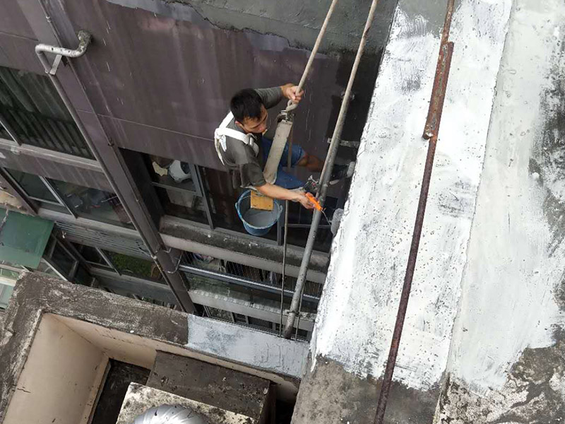 外墻防水維修：1、基層處理：首先要將基層表面的灰塵等清理干凈，一些脆裂的舊層和不耐水的涂層要鏟除，如果有凹處可以用水泥砂漿抹平，小的孔洞和裂縫用水泥乳修補好。 2、刷底膠： 刷底膠時，先要將墻面專用的膠水按照說明上的比例上加水進行稀釋，然后在基層處理好的墻面上用輥筒均勻地涂刷一至二遍膠水打底，涂層膠水要均勻，也不能涂得過多和過少。 3、局部補膩子：基層打底干燥后，用膩子找補不平之處，干后砂平。成品膩子使用前應攪勻，膩子偏稠時可酌量加清水調節(jié)。 4、滿刮膩子：將調配好的膩子放在托板上，用橡皮刮板進行涂刷，建議從上往下涂，基層一般要涂刷2-3遍，每一遍的膩子不能太厚，膩子涂刷后要及時用砂紙打磨，打磨時力底要適中，不能有波浪形等，打磨好后掃去灰塵就可以了。 5、刷底涂料：底料按照產品說明書進行稀釋然后攪拌均勻，用滾筒在墻面涂刷，要均勻，不要漏刷，也不能刷得太厚，底料干后如果有要修補的地方，建議用膩子修復然后砂平。