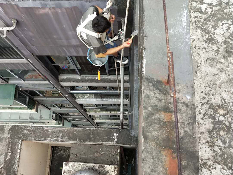 外墻防水維修：1、基層處理：首先要將基層表面的灰塵等清理干凈，一些脆裂的舊層和不耐水的涂層要鏟除，如果有凹處可以用水泥砂漿抹平，小的孔洞和裂縫用水泥乳修補好。 2、刷底膠： 刷底膠時，先要將墻面專用的膠水按照說明上的比例上加水進行稀釋，然后在基層處理好的墻面上用輥筒均勻地涂刷一至二遍膠水打底，涂層膠水要均勻，也不能涂得過多和過少。 3、局部補膩子：基層打底干燥后，用膩子找補不平之處，干后砂平。成品膩子使用前應攪勻，膩子偏稠時可酌量加清水調節(jié)。 4、滿刮膩子：將調配好的膩子放在托板上，用橡皮刮板進行涂刷，建議從上往下涂，基層一般要涂刷2-3遍，每一遍的膩子不能太厚，膩子涂刷后要及時用砂紙打磨，打磨時力底要適中，不能有波浪形等，打磨好后掃去灰塵就可以了。 5、刷底涂料：底料按照產品說明書進行稀釋然后攪拌均勻，用滾筒在墻面涂刷，要均勻，不要漏刷，也不能刷得太厚，底料干后如果有要修補的地方，建議用膩子修復然后砂平。