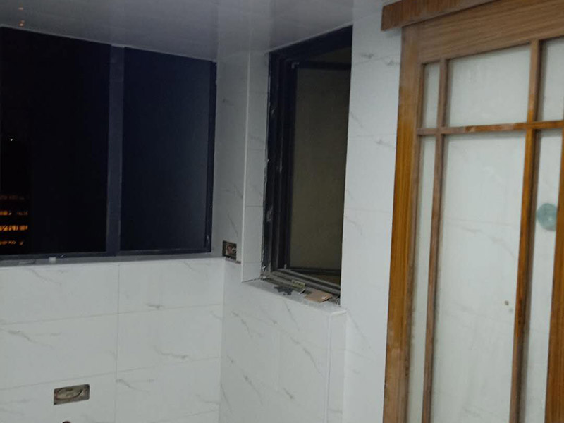 衛(wèi)生間瓷磚鋪貼：基層處理：把沾在基層上的浮漿、落地灰等用暫子或鋼絲刷清理掉，再用掃帚將浮土清掃干凈。找標高：根據(jù)水平標準線和設(shè)計厚度，在四周墻、柱上彈出面層的上平標高控制線。排磚：將房間依照磚的尺寸留縫大小，排出磚的放置位置，并在基層地面彈出十字控制線和分格線。鋪設(shè)結(jié)合層砂漿：鋪設(shè)前應將基底濕潤，并在基底上刷一道素水泥漿或界面結(jié)合劑，隨刷隨鋪設(shè)攪拌均勻的干硬性水泥砂漿。鋪磚時應先在房間中間按照十字線鋪設(shè)十字控制磚，之后按照十字控制磚向四周鋪設(shè)，并隨時用2m靠尺和水平尺檢查平整度。大面積鋪貼時應分段、分部位鋪貼。養(yǎng)護：當磚面層鋪貼完24h內(nèi)應開始澆水養(yǎng)護，養(yǎng)護時間不得小于7d。