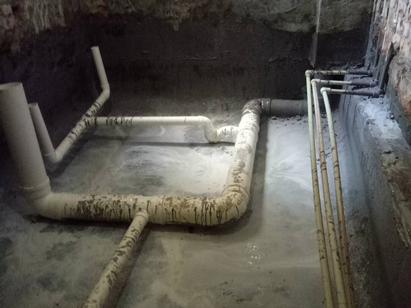 廁所防水保護維修：防水施工前要清掃干凈，防止石粒和雜物將雨水口、雨水管堵塞.。 防水施工完成后，要及時將防水保護層做好，防止破壞。 在施工中運送材料的手推車支腿應用庶布或膠皮包扎好，防止將防水層刮破，并安排防水人員隨時檢查，一但發(fā)現(xiàn)有刮破的，要及時進行修補。 在施工防水時，要注意防止對屋面及其他已做完墻面的污染。 水落口處在施工時，要做臨時封閉，防止管內(nèi)堵塞。 屋面防水施工時，嚴禁穿帶釘子的鞋作業(yè)。