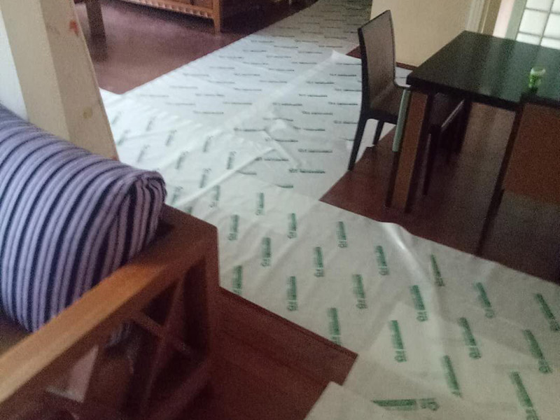 廁所防水保護維修：防水施工前要清掃干凈，防止石粒和雜物將雨水口、雨水管堵塞.。 防水施工完成后，要及時將防水保護層做好，防止破壞。 在施工中運送材料的手推車支腿應用庶布或膠皮包扎好，防止將防水層刮破，并安排防水人員隨時檢查，一但發(fā)現(xiàn)有刮破的，要及時進行修補。 在施工防水時，要注意防止對屋面及其他已做完墻面的污染。 水落口處在施工時，要做臨時封閉，防止管內(nèi)堵塞。 屋面防水施工時，嚴禁穿帶釘子的鞋作業(yè)。