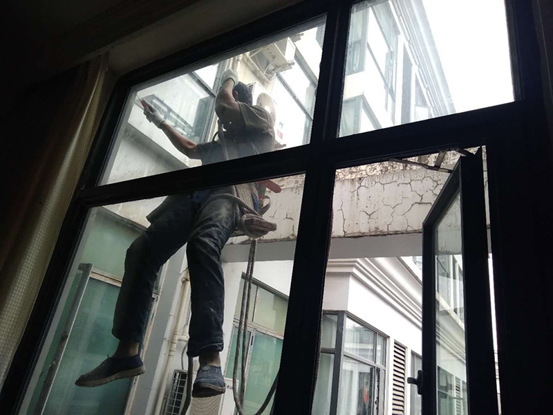 窗戶打膠翻新：1.門窗打膠，安裝地板窗框時，應(yīng)連接水平和垂直拉線。每層的水平相同，上側(cè)和下側(cè)是直的。當(dāng)窗框和墻壁固定時，首先固定上框架，固定后框架，并用塑料膨脹螺栓固定。 2.孔與開口之間的膨脹節(jié)內(nèi)腔填充有閉孔泡沫，發(fā)泡劑等彈性材料，表面用密封膠密封。門窗的安裝必須牢固。嵌入式部件的數(shù)量，位置和埋設(shè)連接方法必須符合設(shè)計要求。用于固定每根鋼筋的緊固件必須不小于3，間距不應(yīng)超過300毫米。與鋼制端部的距離不應(yīng)超過100毫米。