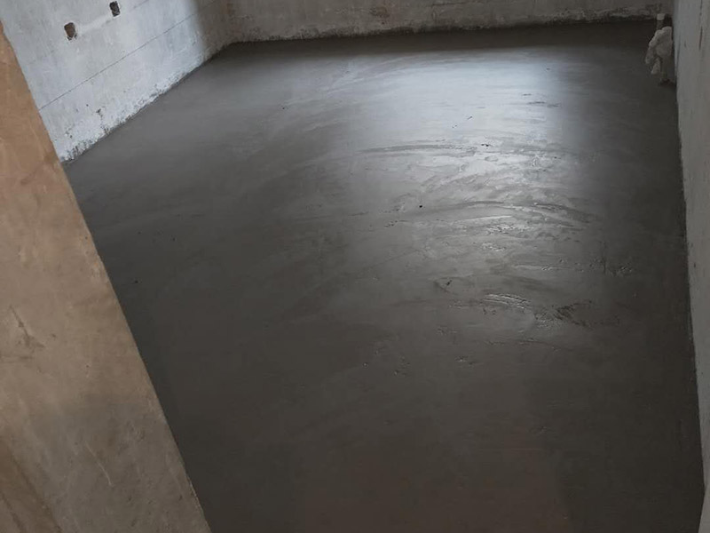 地面找平處理：1、若地面基層尚可的情況下，可考慮選擇石膏地面找平法。因?yàn)榈孛嬲w還算平整，只有局部不平，使用這種方法可不增高地面，對(duì)層高不會(huì)有任何影響。而且施工簡(jiǎn)單、快速，容易干燥。不過(guò)，不適合大面積地面找平。 開(kāi)始地面找平的第一步，對(duì)地面基層進(jìn)行打磨處理，然后涂刷一遍界面劑，干燥后繼續(xù)涂刷第二遍;接著調(diào)配自流平水泥，使用工具來(lái)推，并借助滾筒工具來(lái)壓均勻，最后要保護(hù)地面等待完全干燥。 2、2、水泥砂漿地面找平 　這是最傳統(tǒng)的地面找平方式，適合各種地面找平。不過(guò)采用這種方式會(huì)增加地面厚度，大約在2.5cm&mdash;3.5cm，若對(duì)此有要求的朋友，請(qǐng)慎重選擇。水泥砂漿地面找平對(duì)水泥砂漿的配比有嚴(yán)格要求，沒(méi)弄好的話，地面容易起灰、起砂，甚至出現(xiàn)裂紋。因此，務(wù)必配好水泥砂漿，避免出現(xiàn)這些問(wèn)題，并在地面找平時(shí)注意施工。 先對(duì)地面基層打磨，尤其是凸起的地方，盡量打磨平齊;之后找地面的高度，并彈線標(biāo)記;抹灰餅和標(biāo)筋后，開(kāi)始刷水泥砂漿，將地面全部鋪平;可使用木抹子將其搓平，確保平整，并用鐵抹子來(lái)壓光，通常要壓三遍，最后做地面養(yǎng)護(hù)等待自然干燥。