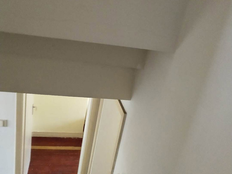 墻面翻新裝修：1、清理墻面： 舊墻面在翻新前一定要做墻面基底處理，粉化嚴(yán)重的要全部鏟除，鏟除后抹上一層白水泥，原來墻面過于光滑、刷過油漆的鏟除后還要做打磨處理，把粘結(jié)不牢的表皮去掉，便于新涂料和墻體粘結(jié)。 2、涂刷底漆： 墻面底漆的作用是抗堿防潮、封固基材、保護面漆，提高面漆的質(zhì)感和遮蓋力，對于老房翻新，墻面一定要做底漆，如果沒有刷底漆就直接上面漆的話，時間一長墻面容易起泡、發(fā)霉，太陽照曬時間長了也容易變色。 3、大面積修補： 已經(jīng)上好面漆的墻面要修補會比較麻煩，容易產(chǎn)生色差，材料的使用時間不同，質(zhì)量也難以保證，很難達到理想效果。 所以墻面的修補最好是整塊墻面，或是盡可能地選擇較大面積進行修補，這樣可以盡量避免產(chǎn)生色差，修補后的質(zhì)量也更好。