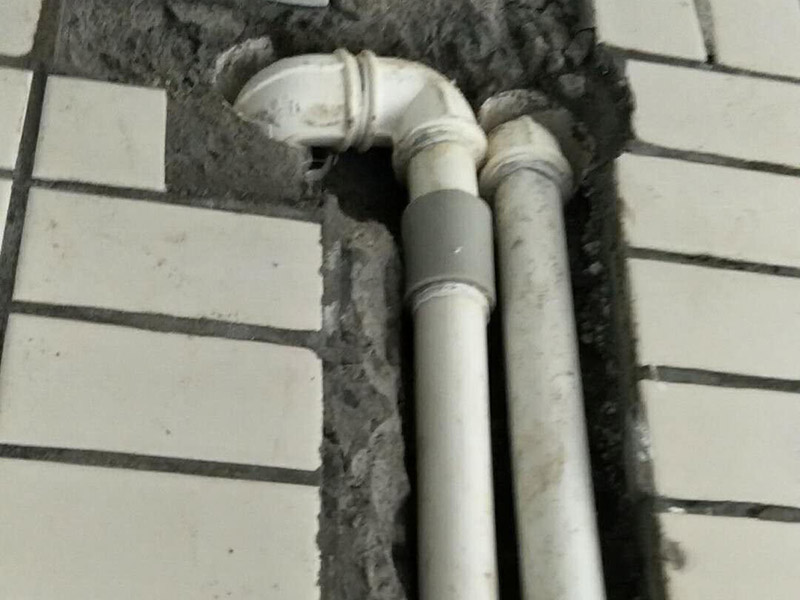 水管維修改造：　1、開槽。先彈線，再開槽，管路開槽按照要求必須是平行線和垂直線。對于平行走線的管路一律控制在60-90厘米高，如果安裝了水龍頭的管路記得要能夠垂直。
2、安裝。管道分為冷水管和熱水管，暗藏管道要杜絕使用鍍鋅鐵管?？梢酝ㄟ^施工人員和業(yè)主商量水域和使用功能，安排水電師傅排放安裝好的所有水龍頭和用水位置。要是沒有完整圖紙的和業(yè)主溝通增加現(xiàn)場定位水路使用功能。
3、檢驗(yàn)。一定要對管道進(jìn)行檢查，關(guān)系到以后水路安全問題，我們可以通過試壓方法做管道檢查，試壓是管道檢查滲漏的方法之一，可以先堵頭將所有內(nèi)絲堵死。用壓力表打壓(家裝一般6--8kg)試水。打壓之后檢查所有管道所有接頭。
　4、防水。水路管道裝好之后，用水泥沙子混合封好衛(wèi)生間的線槽，等線槽和地面干后，再次清洗地面和墻面，墻地面水分干了就可以做防水，墻面防水最好在80cm以上高。要是廚房墻背面有家具的墻面，必須做滿墻，才能帶來好的防潮效果。
5、電路開槽。和業(yè)主商量用電功能和要求之后，和電工師傅交底，彈好平行和垂直開槽。
6、電路布線。對于電路布線家用2.5&mdash;6平米以上銅芯線、16mm以上線管。而強(qiáng)弱電線管與暗合要分開。