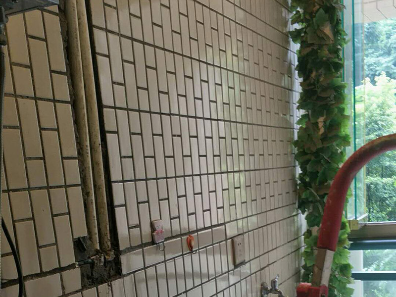 水管維修改造：　1、開槽。先彈線，再開槽，管路開槽按照要求必須是平行線和垂直線。對于平行走線的管路一律控制在60-90厘米高，如果安裝了水龍頭的管路記得要能夠垂直。
2、安裝。管道分為冷水管和熱水管，暗藏管道要杜絕使用鍍鋅鐵管?？梢酝ㄟ^施工人員和業(yè)主商量水域和使用功能，安排水電師傅排放安裝好的所有水龍頭和用水位置。要是沒有完整圖紙的和業(yè)主溝通增加現(xiàn)場定位水路使用功能。
3、檢驗(yàn)。一定要對管道進(jìn)行檢查，關(guān)系到以后水路安全問題，我們可以通過試壓方法做管道檢查，試壓是管道檢查滲漏的方法之一，可以先堵頭將所有內(nèi)絲堵死。用壓力表打壓(家裝一般6--8kg)試水。打壓之后檢查所有管道所有接頭。
　4、防水。水路管道裝好之后，用水泥沙子混合封好衛(wèi)生間的線槽，等線槽和地面干后，再次清洗地面和墻面，墻地面水分干了就可以做防水，墻面防水最好在80cm以上高。要是廚房墻背面有家具的墻面，必須做滿墻，才能帶來好的防潮效果。
5、電路開槽。和業(yè)主商量用電功能和要求之后，和電工師傅交底，彈好平行和垂直開槽。
6、電路布線。對于電路布線家用2.5&mdash;6平米以上銅芯線、16mm以上線管。而強(qiáng)弱電線管與暗合要分開。