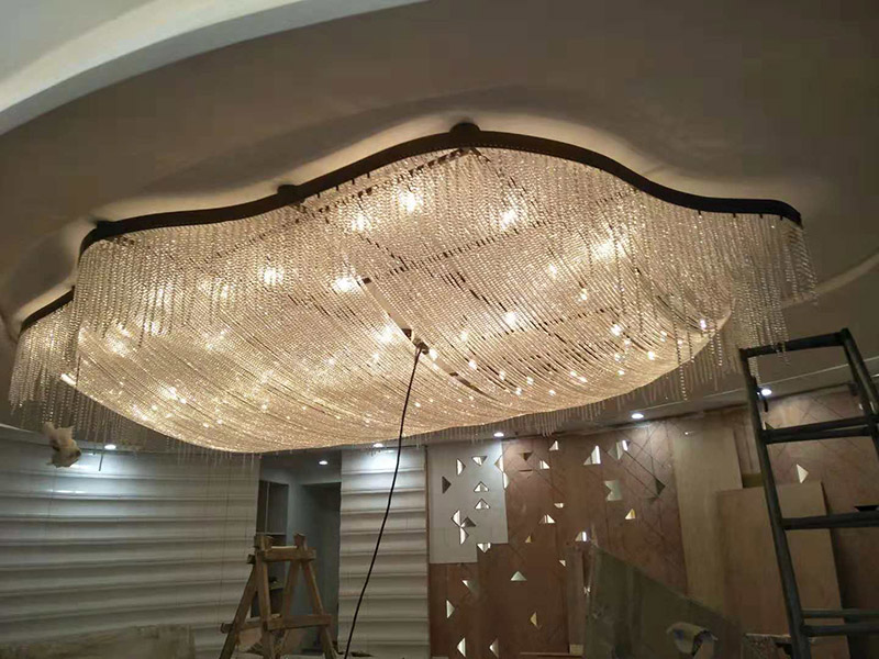 大型吊燈安裝：首先大致尺寸要測量好，確定位置；然后石膏板上鉆孔，然后埋設(shè)鐵件五金配件或者木條，用黏貼劑或者水泥漿將空洞的周邊補(bǔ)齊，等到差不多干燥了再接下來做。接著把鐵件或者木條固定，這是吊燈安裝的重要步驟，如果沒有固定好，使用壽命會受到影響。電線通過吊桿引入到燈芯里面，如果配套燈帶使用開關(guān)的，穿線的時候要注意線路的走向。最后就是燈罩、燈臂的安裝。用看、螺絲刀等工具將燈罩組裝好，安裝好后，通電試試就可以了，根據(jù)實(shí)際情況稍微調(diào)整下。