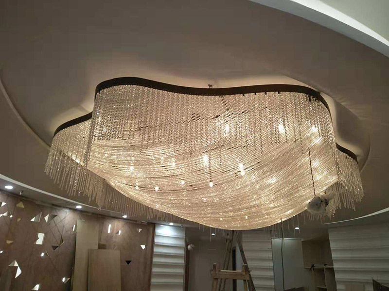 大型吊燈安裝：首先大致尺寸要測量好，確定位置；然后石膏板上鉆孔，然后埋設(shè)鐵件五金配件或者木條，用黏貼劑或者水泥漿將空洞的周邊補(bǔ)齊，等到差不多干燥了再接下來做。接著把鐵件或者木條固定，這是吊燈安裝的重要步驟，如果沒有固定好，使用壽命會受到影響。電線通過吊桿引入到燈芯里面，如果配套燈帶使用開關(guān)的，穿線的時候要注意線路的走向。最后就是燈罩、燈臂的安裝。用看、螺絲刀等工具將燈罩組裝好，安裝好后，通電試試就可以了，根據(jù)實(shí)際情況稍微調(diào)整下。