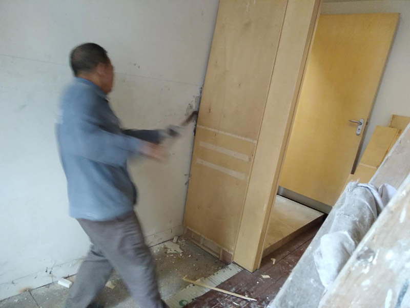 家具拆除維修：首先一般情況下，在組裝家具的時候，會用到的工具，在拆卸時同樣用得到，所以，一定要注意工具種類。然后應(yīng)該盡量騰出足夠的空間，家具拆卸的時候，如果空間不夠是很難完成的，所以，我們可以將家具搬到一個寬敞的地方，然后進行拆卸。在組裝家具的時候，通常是將家具放倒以后才能進行工作，因此，拆卸的時候，同樣道理，先放倒再拆卸，以免看不清結(jié)構(gòu)導(dǎo)致?lián)p壞家具。在拆卸板式家具的時候，一定要先拆除小件，也就是一些輔助性的東西，最后在對大的框架進行拆除，不要本末倒置，防止大的部分散掉損害小件部分。