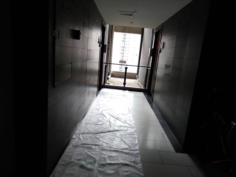 家具拆除維修：首先一般情況下，在組裝家具的時候，會用到的工具，在拆卸時同樣用得到，所以，一定要注意工具種類。然后應(yīng)該盡量騰出足夠的空間，家具拆卸的時候，如果空間不夠是很難完成的，所以，我們可以將家具搬到一個寬敞的地方，然后進行拆卸。在組裝家具的時候，通常是將家具放倒以后才能進行工作，因此，拆卸的時候，同樣道理，先放倒再拆卸，以免看不清結(jié)構(gòu)導(dǎo)致?lián)p壞家具。在拆卸板式家具的時候，一定要先拆除小件，也就是一些輔助性的東西，最后在對大的框架進行拆除，不要本末倒置，防止大的部分散掉損害小件部分。