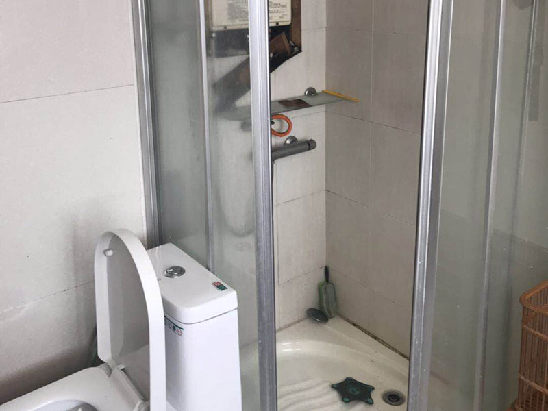 淋浴房維修：.如果淋浴房有底盆，那么首先將底盆安裝好。先將底盆零件組合起來，然后調(diào)節(jié)水平位置。底盆盆內(nèi)不能留有積水。底盆的軟管與地漏連接起來，并且連接牢固。框架結(jié)構(gòu)安裝好之后將玻璃嵌入，玻璃底部要夾緊鎖在底盆鉆孔位置，并用螺絲將其固定。頂管要安裝在玻璃上方，確定安裝位置用鉆機(jī)鉆孔，安裝好固定座后連接頂管。